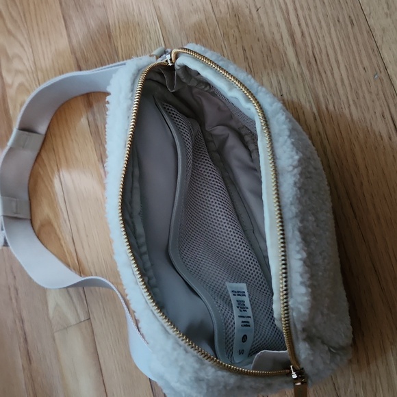 Lululemon Sherpa Belt Bag - Picture 2 of 3